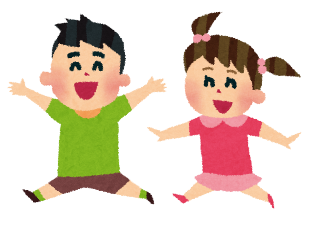 男の子と女の子が楽しそうにかけっこしているイラスト