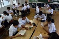 朝読書の時間に教室で読書をしている中学生達の写真