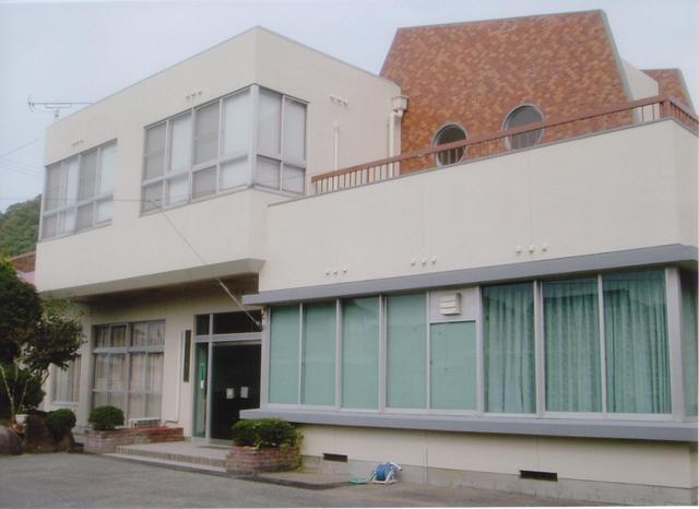 2階建ての白を基調とした東町総合センターの外観の写真