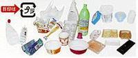 プラスチックマークの付いたプラスチック類の包装容器が白の床に置かれている写真