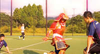 サッカーの試合をする甲冑を着た少年が写る「落ちない城 白旗城」の動画の切り抜き