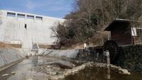 平成30年3月に完成の金出地ダムと水車小屋の写真