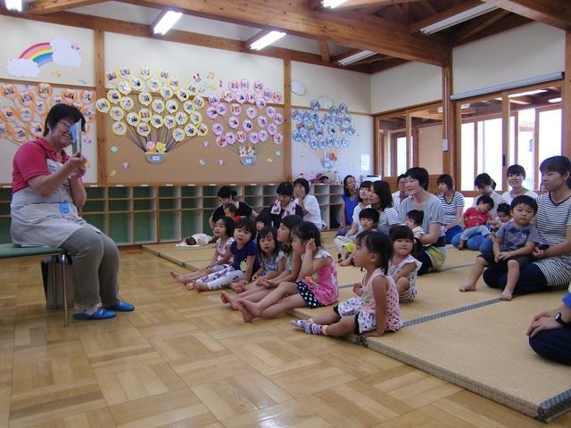 子育て学習センターで読み聞かせをする女性と子供達