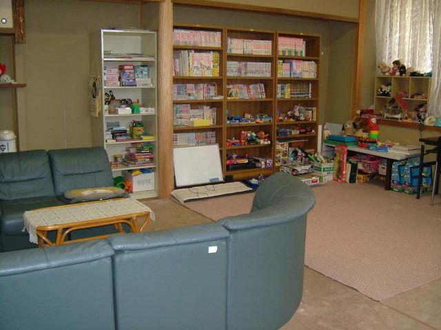 本やおもちゃが用意されたカウンセリングルームの写真