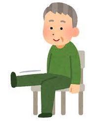 おじいさんがいすに座って右足だけを水平になるように挙げているイラスト画像