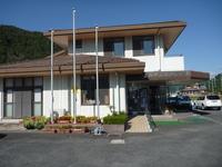 鞍居公民館の正面からの写真