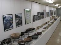 絵画や器が写っている常設展示室の画像