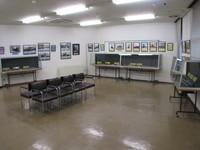 絵画や制作物が写っている特別展示室の全体画像