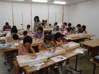 子どもたちと講師が写っている体験学習中の画像