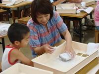 親子で勾玉を作成している様子の画像