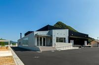 薄い水色と黒を基調としている上郡町学校給食センターの外観
