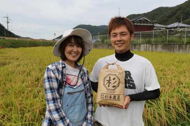 かみごおりで新規就農された、収穫前の稲穂と原田さんご夫妻の画像